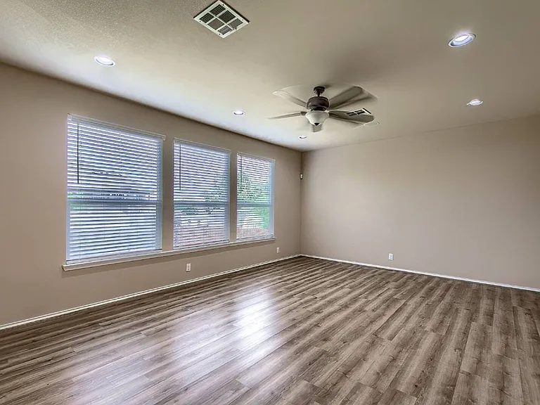 914 Armour Dr — Photo 4