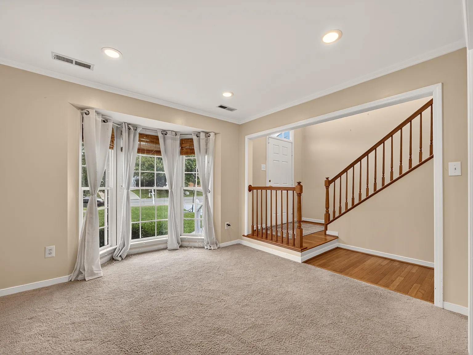 4 bed, 2.5 bath, 2022 sqft, $3,050 — Photo 4