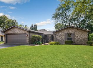 2328 Cambridge Dr, Northbrook, IL