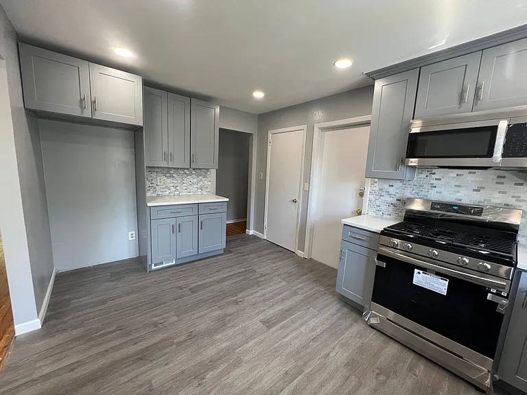 18 Roosevelt Dr — Photo 1