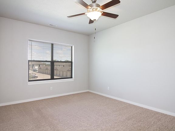 5th image of 1219 NE Windsor Dr