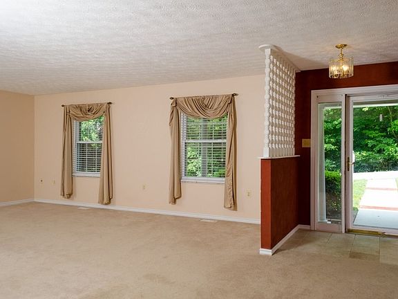 3rd image of 30 Sequoia Dr
