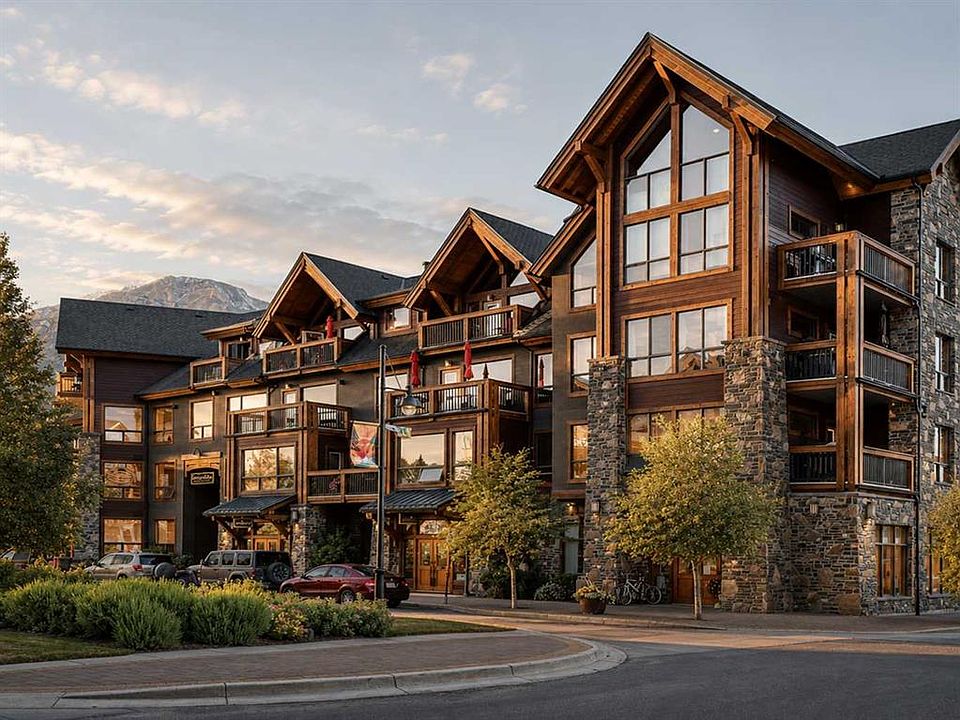 1st image of 600 SE Spring Creek Dr #205