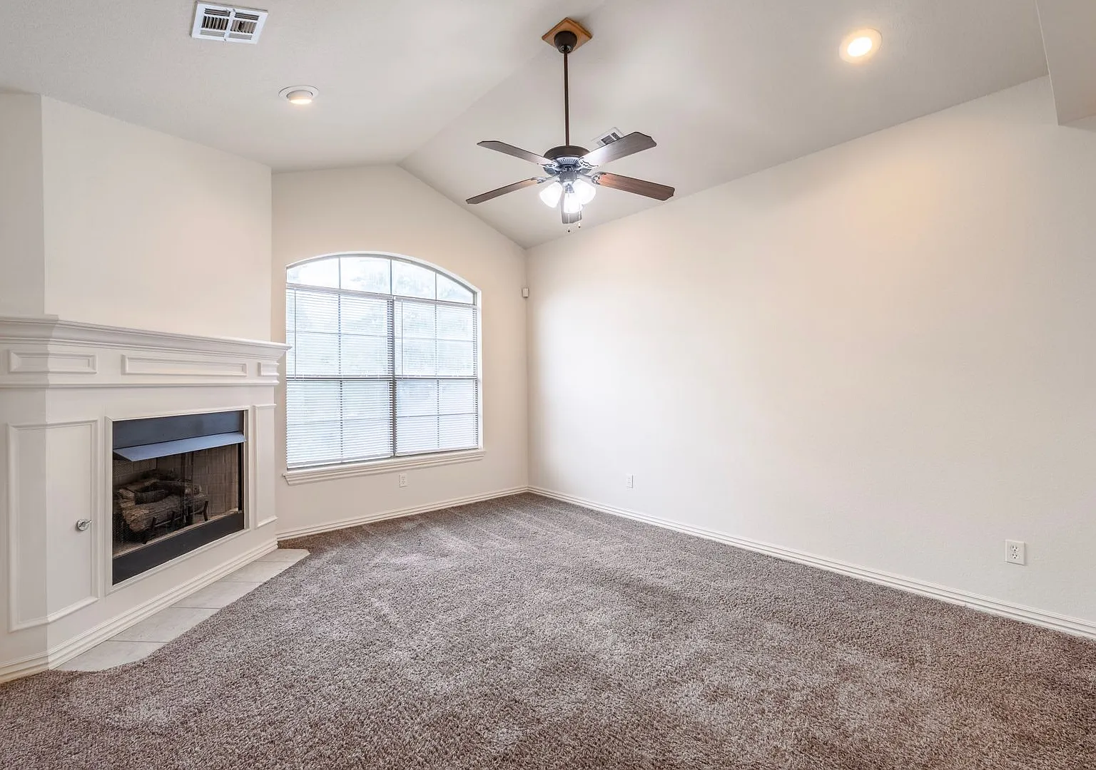 3 Bed, 2 Bath Condo: Move In Special!! — Photo 2