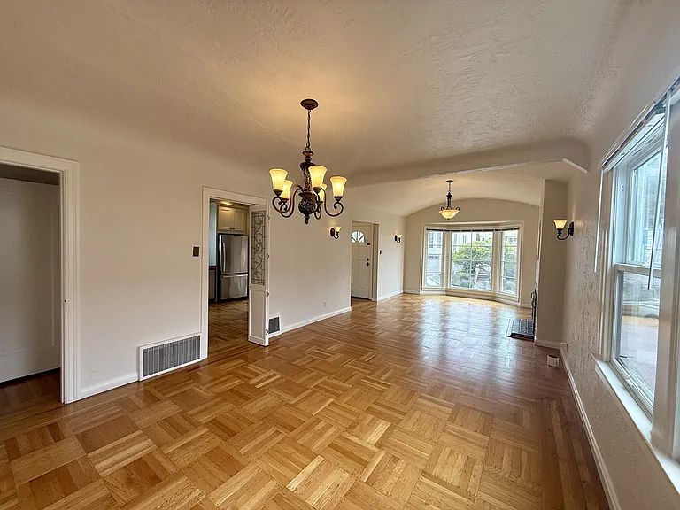 658 Rockdale Dr — Photo 9