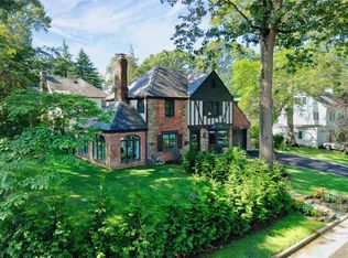 34 Foxhurst Ln, Manhasset, NY 11030