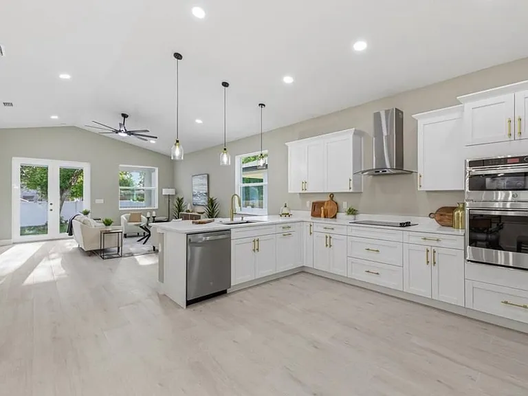 1020 W Rambla St — Photo 2