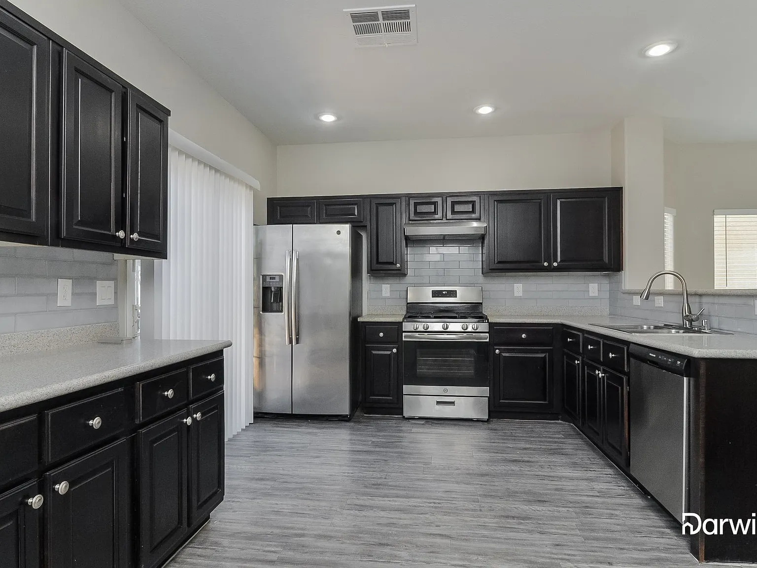 5 bed, 3.0 bath, 2384 sqft, $2,599 — Photo 3