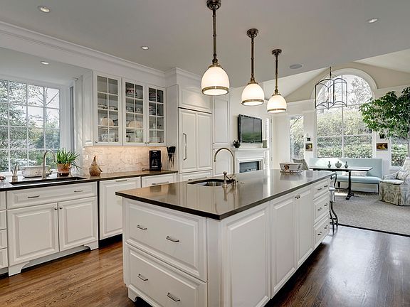 Kitchen w/ Breakfast Area