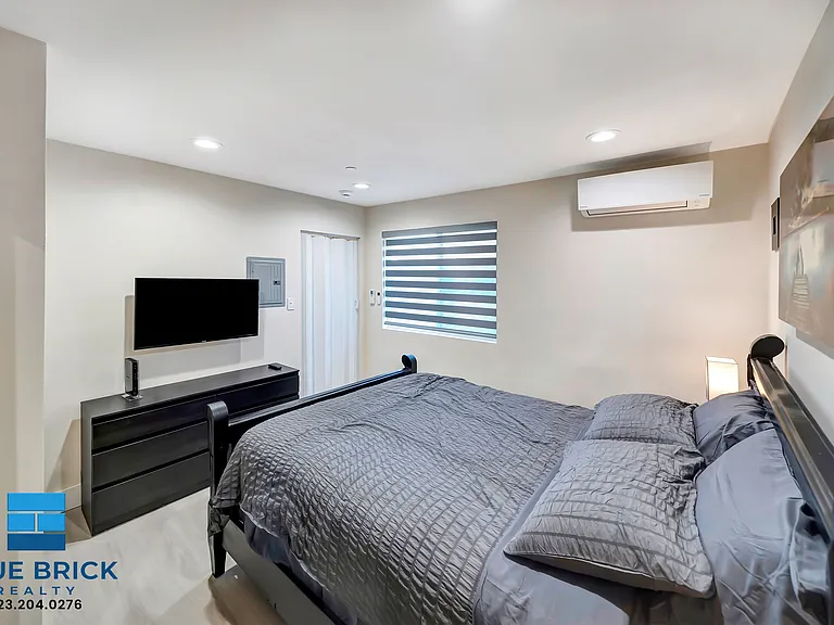 5843 Vanalden Ave — Photo 8