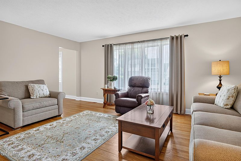 5th image of 13 Berkshire Drive