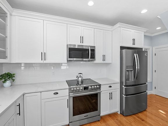 5th image of 28 Ash St Floor 2
