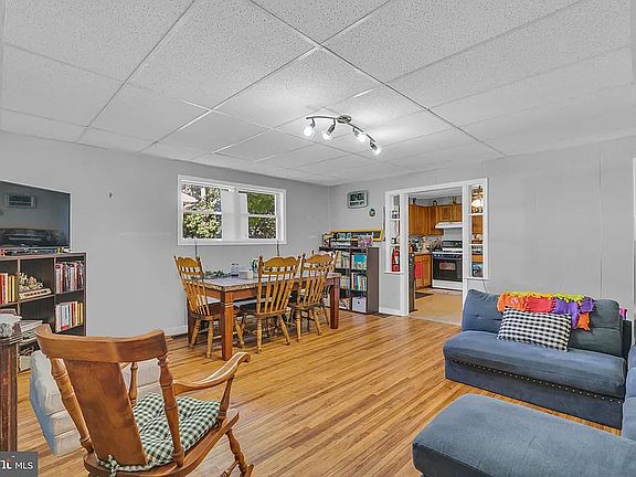 4th image of 134 Phillips Ave