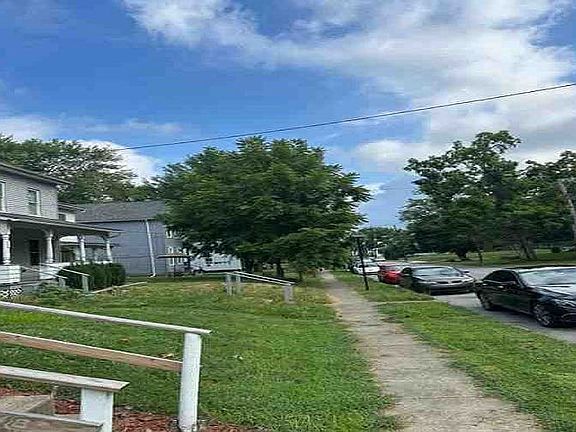 4th image of 323 Luck Ave