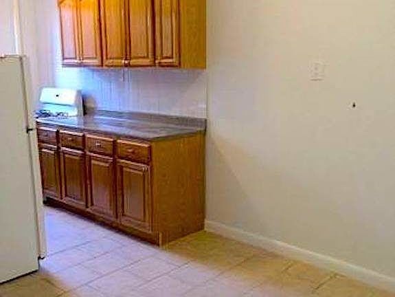 2nd image of 2439 27th St APT 1B
