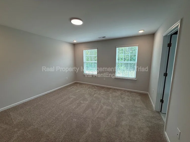 111 Oakdale Forest Ln — Photo 17