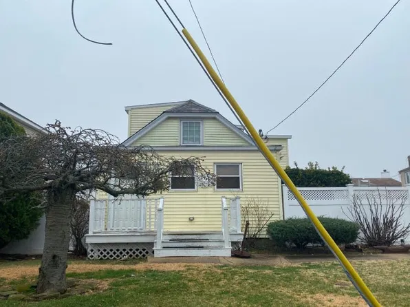 105 Beach Ave, Bellmore, NY 11710