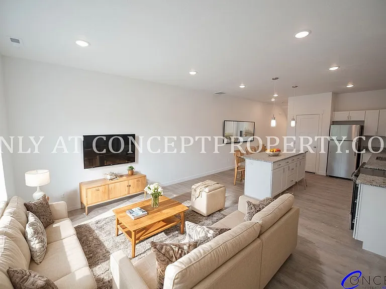 643 E 12th St — Photo 58