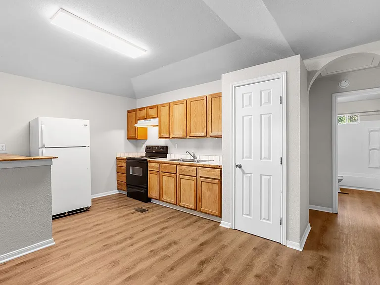 1628 Gordon St — Photo 1