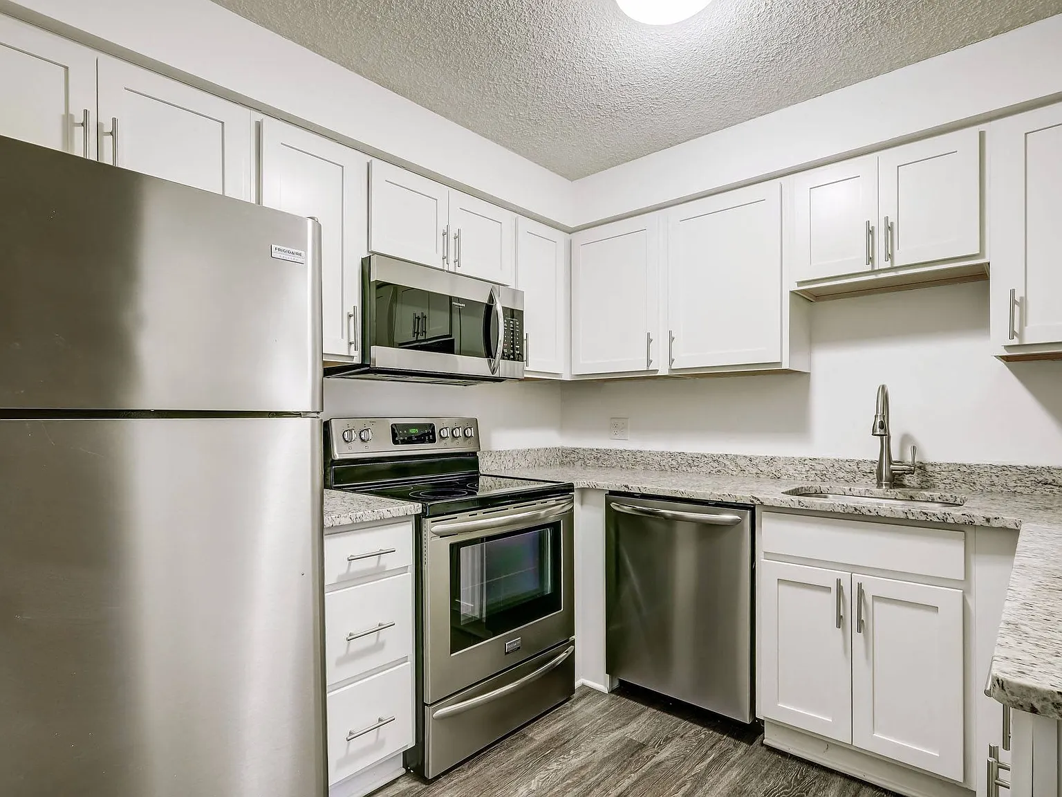 Castlewood Apartments — Photo 3