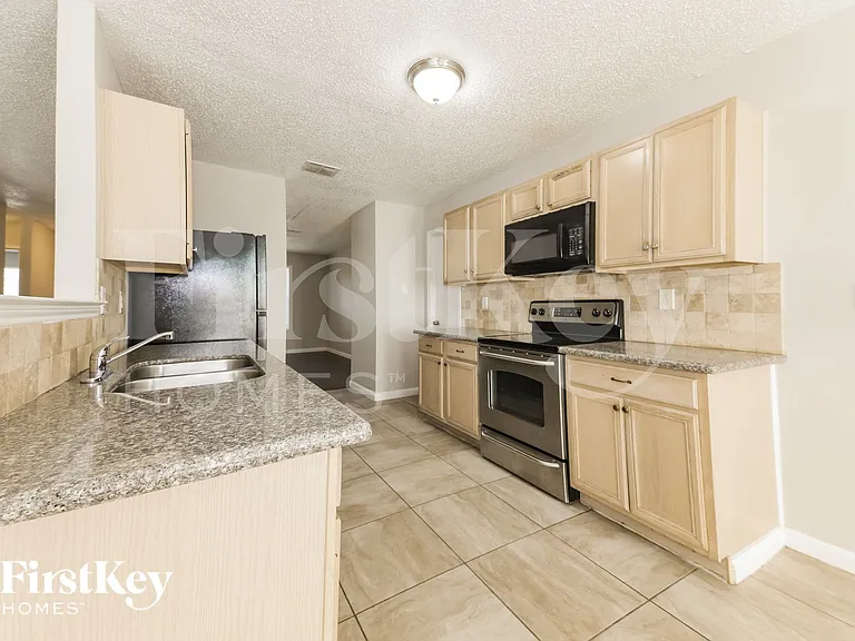 1395 Stewart Dr — Photo 10