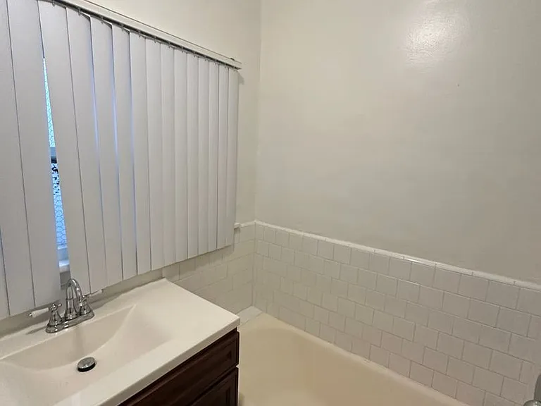 454 N Orange Grove Ave — Photo 10