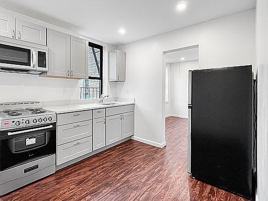 2nd image of 127 Henry St #10