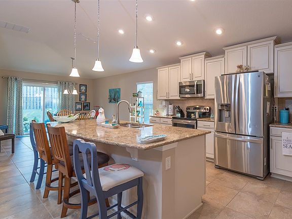 5th image of 278 Parkwood Cir