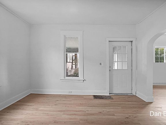 4th image of 742 Myrtle St NW