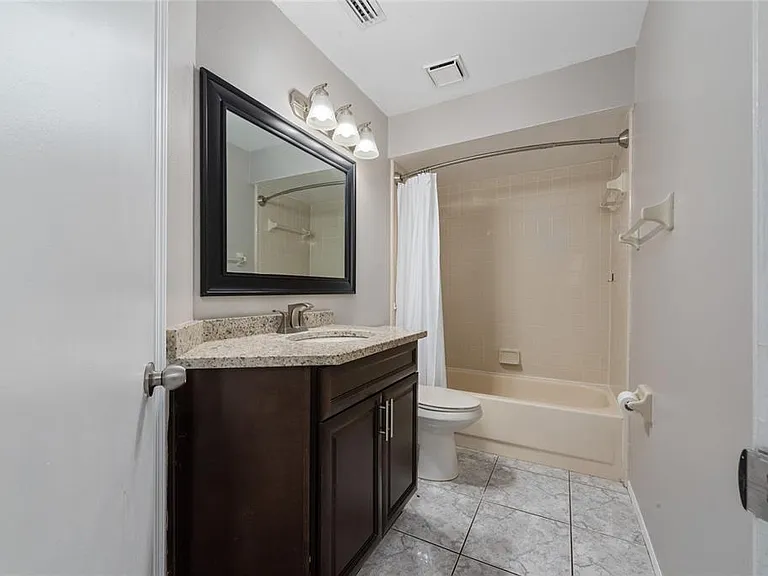 140 Lakepointe Cir — Photo 10