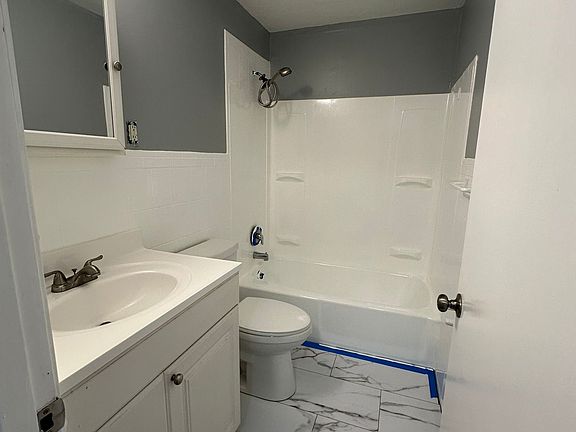 4th image of 124 Capitol Hill Dr #J