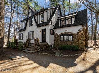 915 Saint Davids Ln, Niskayuna, NY 12309