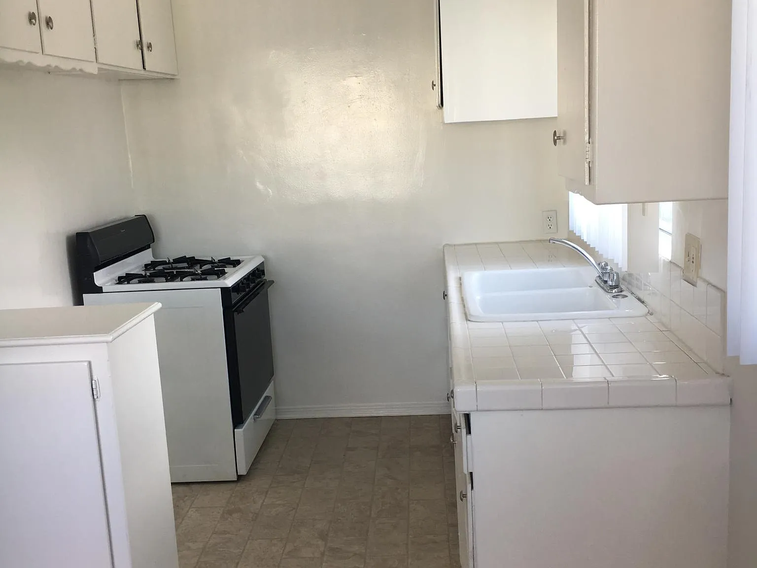 801 S Sherbourne Dr — Photo 4