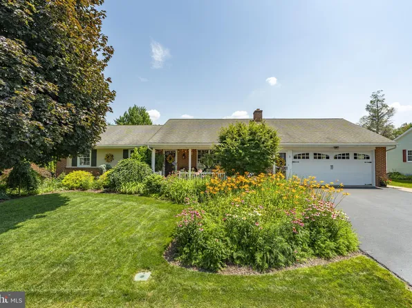 3 Meadow Ln, New Holland, PA 17557
