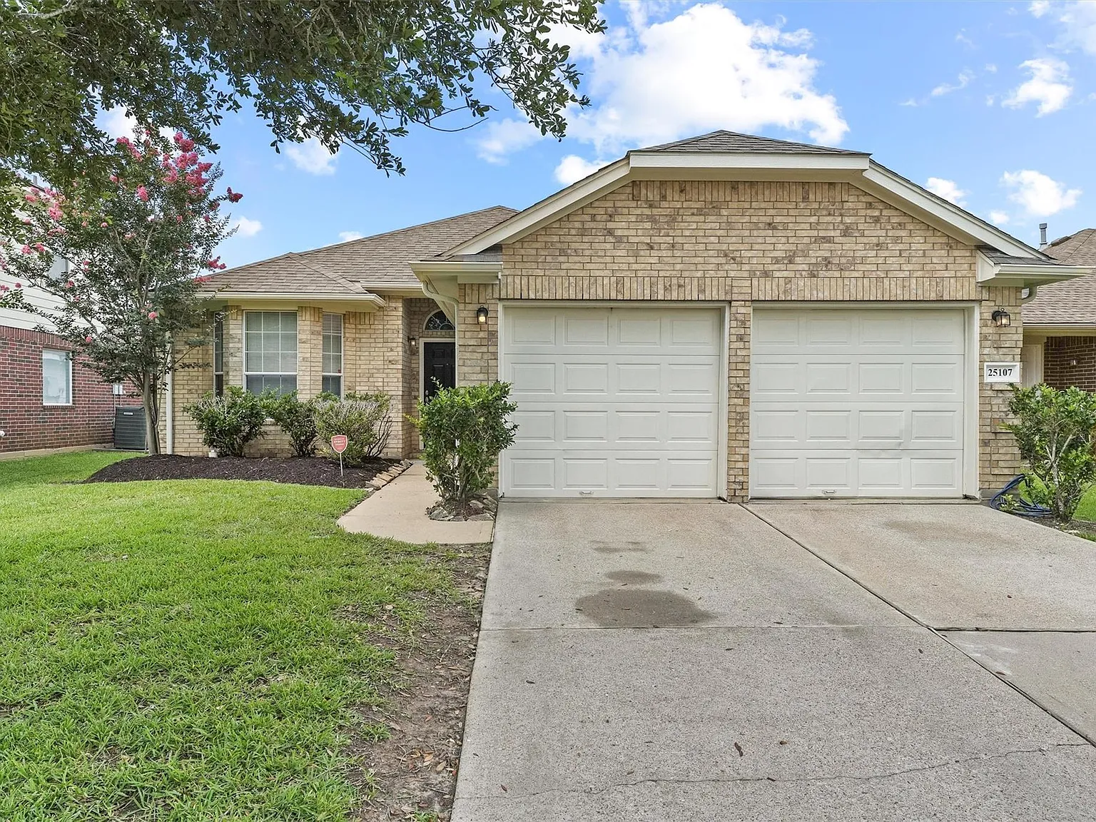 3 bed, 2.0 bath, 1638 sqft, $2,200 — Photo 2