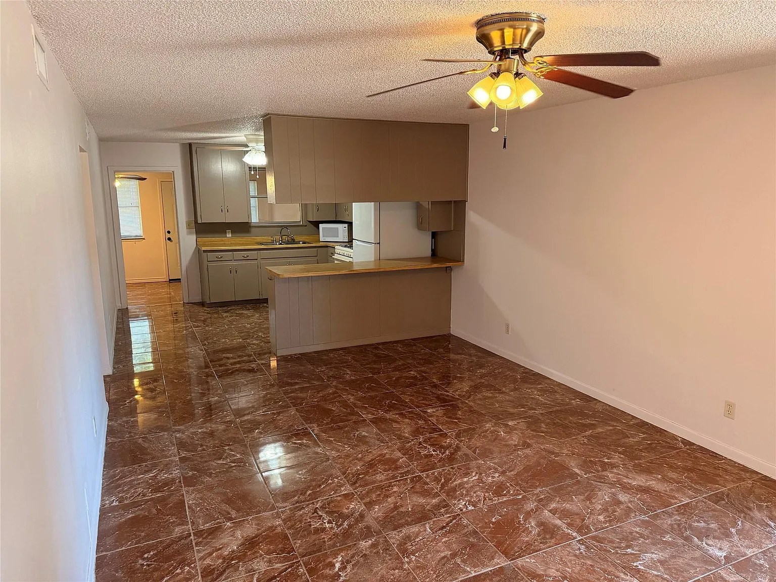 2 bed, 1.0 bath, 1755 sqft, $1,350 — Photo 4