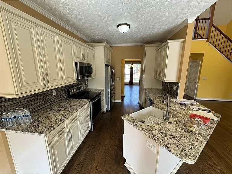 2393 Hampton Park Dr — Photo 4