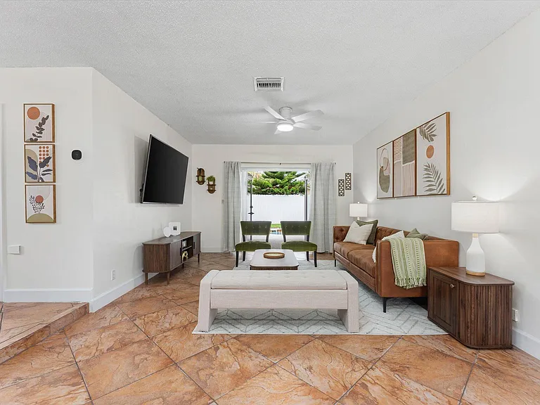 6515 SW 8th Pl — Photo 4