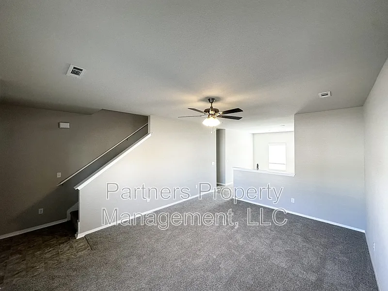 5 bed, 3.5 bath, 2362 sqft, $1,750 — Photo 2