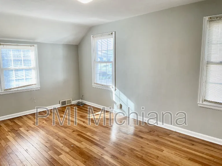 1311 E Monroe St — Photo 5