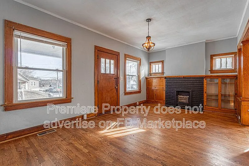 3 bed, 1.0 bath, 1972 sqft, $1,295 — Photo 2