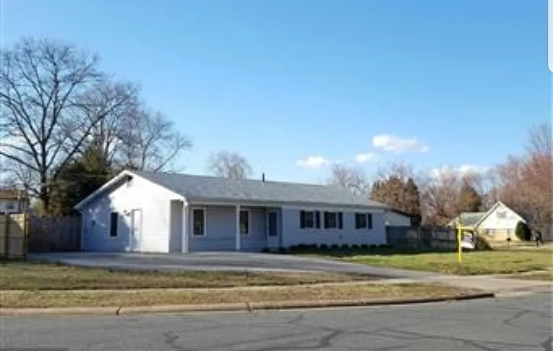 305 Tompkins Ln photo 1