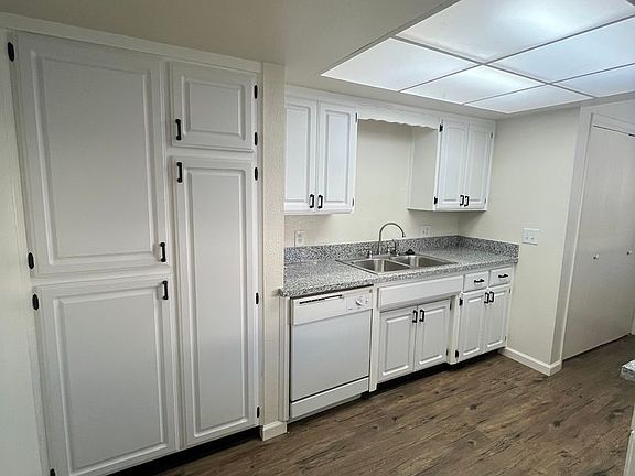 4th image of 134-40 S Peppertree St #138
