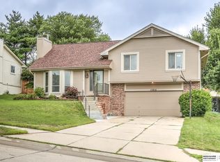 15916 O Cir, Omaha, NE 68135