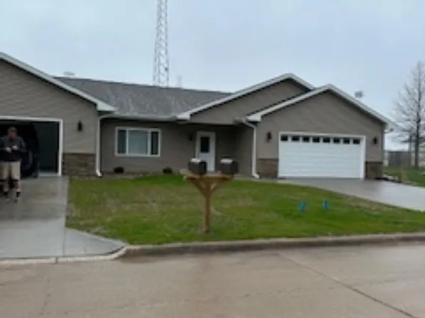 1733 Deer Run Dr, Burlington, IA 52601