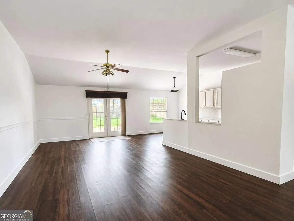 3 bed, 2.0 bath, 1720 sqft, $1,995 — Photo 4