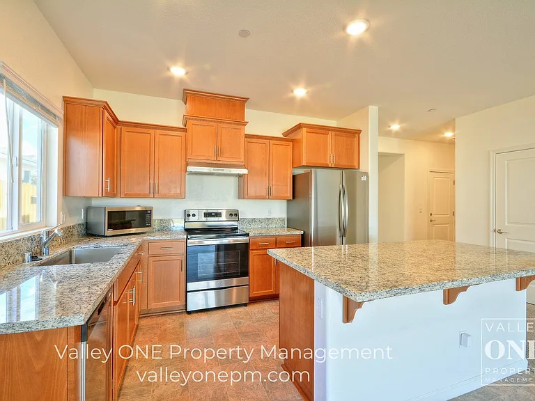 933 Tipton Ln — Photo 18