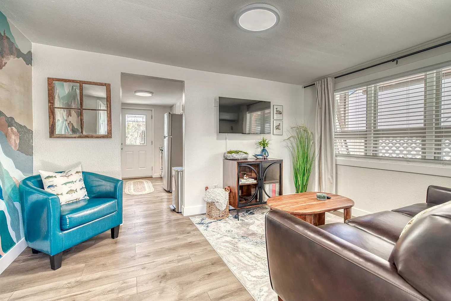 2 bed, 1.0 bath, 947 sqft, $2,433 — Photo 1
