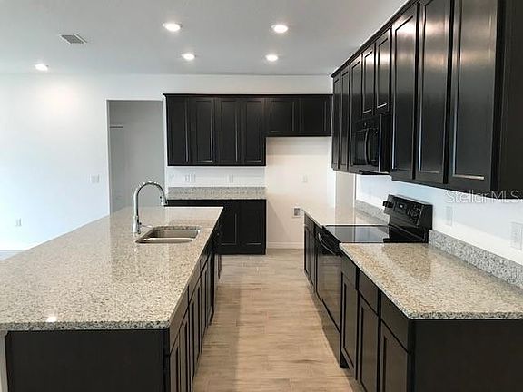 3rd image of 337 Lake Doe Blvd