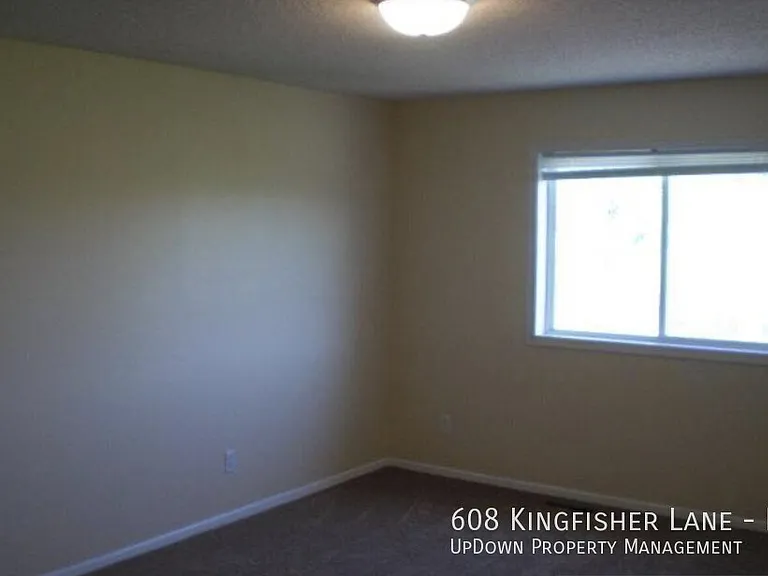608 Kingfisher Ln #E — Photo 8